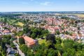 Blick über Burgfarrnbach von Ost nach West, im Vordergrund das Schloss Burgfarrnbach, Juni 2019 <span class="smw-highlighter" data-type="8" data-state="inline" data-title="Hinweis" title="Urheber: Kamran SalimiLizenz: CC BY-SA 3.0"><span class="smwtticon note"></span><span class="smwttcontent">Urheber: <!--LINK'" 0:31--><br><br>Lizenz: CC BY-SA 3.0</span></span>