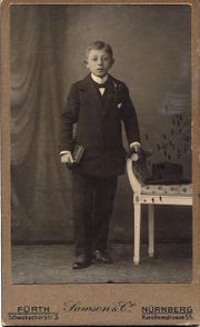 Samson Kind mit Buch.jpg