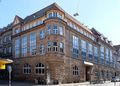 Die Volkshochschule in der Hirschenstraße, Sept. 2017 <span class="smw-highlighter" data-type="8" data-state="inline" data-title="Hinweis" title="Urheber: Kamran SalimiLizenz: CC BY-SA 3.0"><span class="smwtticon note"></span><span class="smwttcontent">Urheber: <!--LINK'" 0:11--><br><br>Lizenz: CC BY-SA 3.0</span></span>