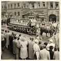 Erntedankfestzug in der Schwabacher Straße, 1957 <span class="smw-highlighter" data-type="8" data-state="inline" data-title="Hinweis" title="Urheber: K. GugelLizenz: CC BY-SA 4.0"><span class="smwtticon note"></span><span class="smwttcontent">Urheber: K. Gugel<br><br>Lizenz: CC BY-SA 4.0</span></span>