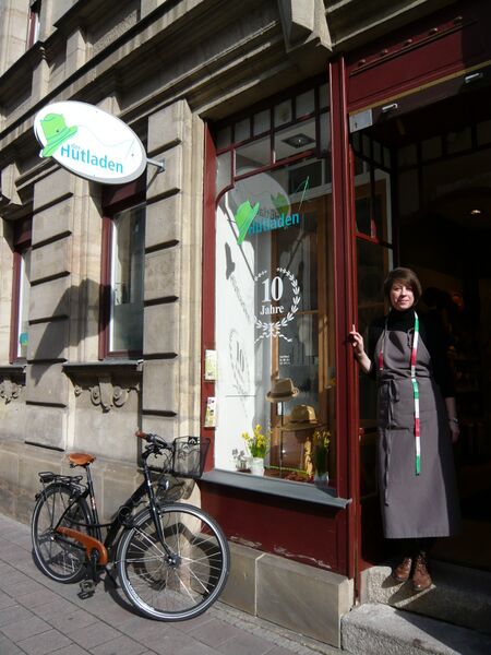 Datei:Hutladen Eingang.JPG