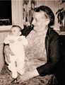 Babette Mulini mit Enkel Harald, ca. 1960 <span class="smw-highlighter" data-type="8" data-state="inline" data-title="Hinweis" title="Urheber: Famlilie MuliniLizenz: CC BY-SA 3.0"><span class="smwtticon note"></span><span class="smwttcontent">Urheber: Famlilie Mulini<br>Lizenz: CC BY-SA 3.0</span></span>