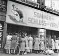 Kaufhaus Tietz am Kohlenmarkt mit Werbung an der Außenfassade, ca. 1950 <span class="smw-highlighter" data-type="8" data-state="inline" data-title="Hinweis" title="Urheber: unbekanntLizenz: CC BY-SA 3.0"><span class="smwtticon note"></span><span class="smwttcontent">Urheber: unbekannt<br><br>Lizenz: CC BY-SA 3.0</span></span>