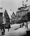 Bergstraße mit sog. <!--LINK'" 0:9-->, im Volksmund eher bekannt als "Schlezerbergla" (Durchgang zur ... <span class="smw-highlighter" data-type="8" data-state="inline" data-title="Hinweis" title="Bergstraße mit sog. Perlmuttergäßchen, im Volksmund eher bekannt als"><span class="smwtticon note"></span><span class="smwttcontent">Bergstraße mit sog. <!--LINK'" 0:10-->, im Volksmund eher bekannt als "Schlezerbergla" (Durchgang zur Königstraße), im Winter; das große Gebäude rechts ist Bergstr. 22, links daneben Nr. 24 und die hohe Giebelseite von Königstr. 10 – Aufnahme von 1938<br>Urheber: <!--LINK'" 0:11--><br><br>Lizenz: Bildlizenz-Stadtarchiv</span></span>