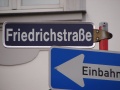 Straßenschild Friedrichstraße <span class="smw-highlighter" data-type="8" data-state="inline" data-title="Hinweis" title="Urheber: BaringelLizenz: CC BY-SA 3.0"><span class="smwtticon note"></span><span class="smwttcontent">Urheber: <!--LINK'" 2:268--><br><br><br>Lizenz: CC BY-SA 3.0</span></span>