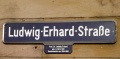 Straßenschild Ludwig-Erhard-Straße mit Erläuterung <span class="smw-highlighter" data-type="8" data-state="inline" data-title="Hinweis" title="Urheber: BaringelLizenz: CC BY-SA 3.0"><span class="smwtticon note"></span><span class="smwttcontent">Urheber: <!--LINK'" 2:61--><br><br>Lizenz: CC BY-SA 3.0</span></span>