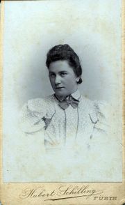 Frau mit Fliege Schilling.jpg