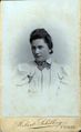 Porträt einer Frau, ca. 1890 <span class="smw-highlighter" data-type="8" data-state="inline" data-title="Hinweis" title="Urheber: Hubert SchillingLizenz: CC BY-SA 3.0"><span class="smwtticon note"></span><span class="smwttcontent">Urheber: <a class="mw-selflink selflink">Hubert Schilling</a><br><br>Lizenz: CC BY-SA 3.0</span></span>