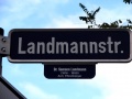 Straßenschild Landmannstraße mit Erläuterung <span class="smw-highlighter" data-type="8" data-state="inline" data-title="Hinweis" title="Urheber: BaringelLizenz: CC BY-SA 3.0"><span class="smwtticon note"></span><span class="smwttcontent">Urheber: <!--LINK'" 2:446--><br><br>Lizenz: CC BY-SA 3.0</span></span>