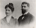 Moritz Moses Felsenstein und Ehefrau Klara, geb. Friedmann; etwa 1901 <span class="smw-highlighter" data-type="8" data-state="inline" data-title="Hinweis" title="Urheber: unbekanntLizenz: Bildlizenz-YadVashem"><span class="smwtticon note"></span><span class="smwttcontent">Urheber: unbekannt<br><br>Lizenz: Bildlizenz-YadVashem</span></span>
