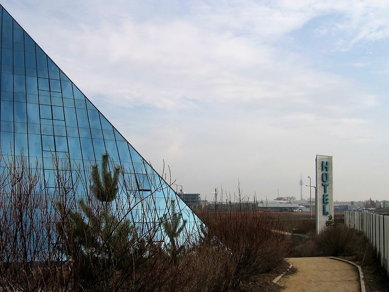 Datei:Hotel Pyramide 2004.1.jpg