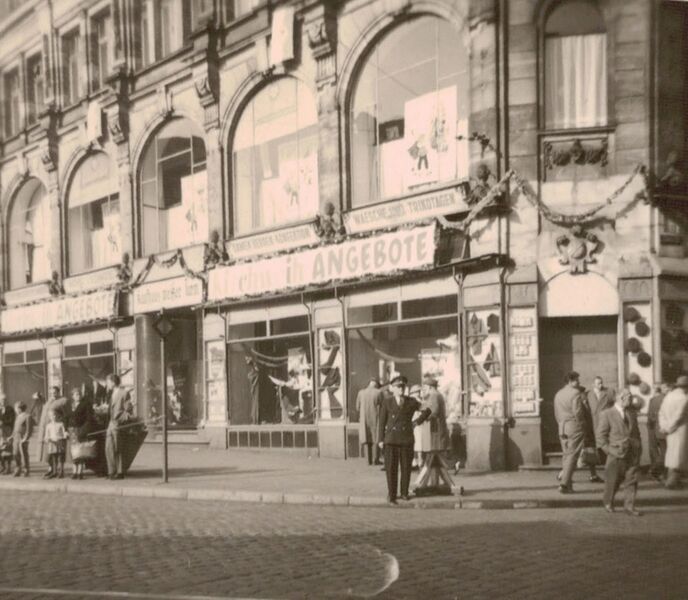 Datei:Kaufhaus Weißer Turm Kirchweih.jpg