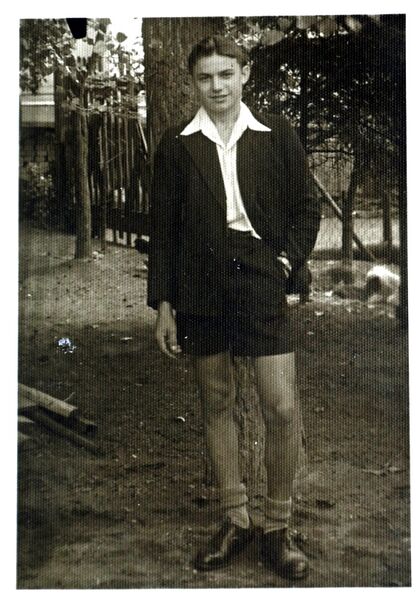 Datei:Helmut Schmidt 10 1946.JPG