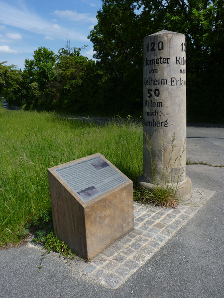 Datei:Kilometerstein Kanal.jpg