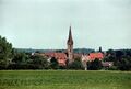 Blick von Süden auf Burgfarrnbach mit der Kirche St. Johannis, Juni 1994 <span class="smw-highlighter" data-type="8" data-state="inline" data-title="Hinweis" title="Urheber: Klaus-Peter SchaackLizenz: CC BY-SA 3.0"><span class="smwtticon note"></span><span class="smwttcontent">Urheber: <!--LINK'" 0:39--><br><br>Lizenz: CC BY-SA 3.0</span></span>