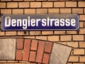 Straßenschild Denglerstraße, historisch <span class="smw-highlighter" data-type="8" data-state="inline" data-title="Hinweis" title="Urheber: BaringelLizenz: CC BY-SA 3.0"><span class="smwtticon note"></span><span class="smwttcontent">Urheber: <!--LINK'" 2:169--><br><br><br>Lizenz: CC BY-SA 3.0</span></span>