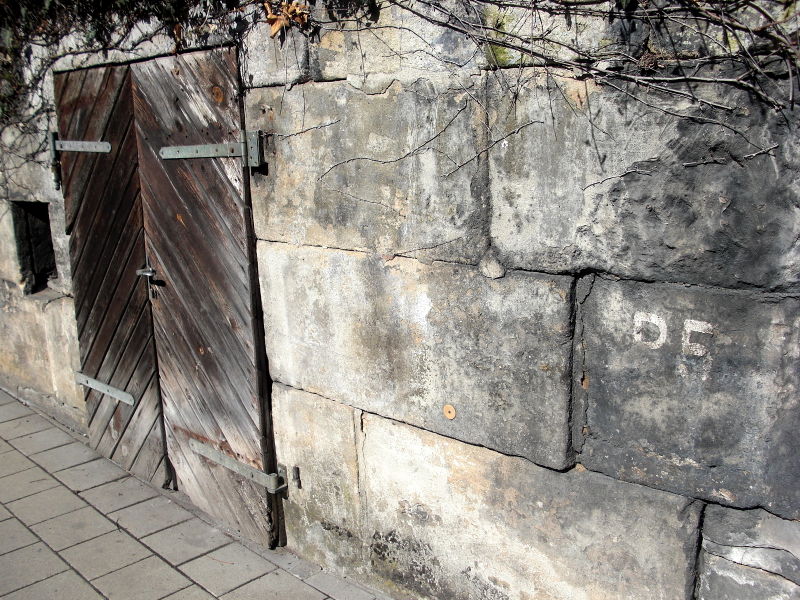 Datei:Fuchsstraße 54 Luftschutzzeichen.JPG