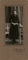 Junge Frau im Fotoatelier Krehn, ca. 1910 <span class="smw-highlighter" data-type="8" data-state="inline" data-title="Hinweis" title="Urheber: Georg KrehnLizenz: CC BY-SA 3.0"><span class="smwtticon note"></span><span class="smwttcontent">Urheber: <!--LINK'" 0:186--><br><br>Lizenz: CC BY-SA 3.0</span></span>