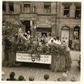 Erntedankfestzug in der Schwabacher Straße, 1956 <span class="smw-highlighter" data-type="8" data-state="inline" data-title="Hinweis" title="Urheber: K. GugelLizenz: CC BY-SA 4.0"><span class="smwtticon note"></span><span class="smwttcontent">Urheber: K. Gugel<br><br>Lizenz: CC BY-SA 4.0</span></span>