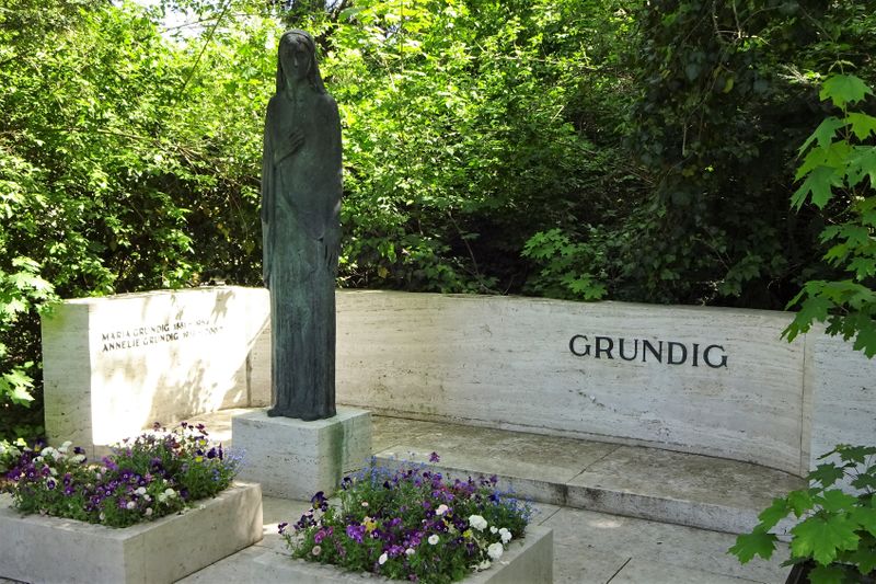 Datei:Grab Grundig.JPG