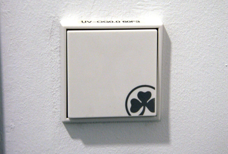 Datei:Ronhof 2017 Haupttribüne Lichtschalter.jpg