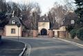 Schickedanz-Villa in Dambach, Einfahrt mit Garagen und Personalgebäude im März 1983 <span class="smw-highlighter" data-type="8" data-state="inline" data-title="Hinweis" title="Urheber: Klaus-Peter SchaackLizenz: CC BY-SA 3.0"><span class="smwtticon note"></span><span class="smwttcontent">Urheber: <!--LINK'" 0:223--><br><br>Lizenz: CC BY-SA 3.0</span></span>