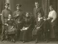 Familie Frank 1914 o. R. v. l.: Heinrich, Karl sr., Karl jr., Marie. U. R. v.l.:  Elisabeth, Hans, ... <span class="smw-highlighter" data-type="8" data-state="inline" data-title="Hinweis" title="Familie Frank 1914 o. R. v. l.: Heinrich, Karl sr., Karl jr., Marie. U. R. v.l.: Elisabeth, Hans, Mutter Eva, Emma, WilhelmUrheber: unbekanntLizenz: CC BY-SA 3.0"><span class="smwtticon note"></span><span class="smwttcontent">Familie Frank 1914 o. R. v. l.: Heinrich, Karl sr., Karl jr., Marie. U. R. v.l.:  Elisabeth, Hans, Mutter Eva, Emma, Wilhelm<br>Urheber: unbekannt<br><br>Lizenz: CC BY-SA 3.0</span></span>