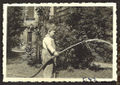 Beim Gießen im "unteren Garten" an der Südseite der Villa (Seite zur Gebhardtstraße). Mai 1942 <span class="smw-highlighter" data-type="8" data-state="inline" data-title="Hinweis" title="Urheber: unbekanntLizenz: CC BY-SA 3.0"><span class="smwtticon note"></span><span class="smwttcontent">Urheber: unbekannt<br><br>Lizenz: CC BY-SA 3.0</span></span>