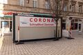 Corona-Teststation vor der Hirschen-Apotheke in der Fußgänerzone, Jan. 2022 <span class="smw-highlighter" data-type="8" data-state="inline" data-title="Hinweis" title="Urheber: Kamran SalimiLizenz: CC BY-SA 3.0"><span class="smwtticon note"></span><span class="smwttcontent">Urheber: <!--LINK'" 0:32--><br><br>Lizenz: CC BY-SA 3.0</span></span>