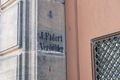 Beschriftung neben der Eingangstür zur Maxstraße 4: J. Fideri - Vergolder, 2018 <span class="smw-highlighter" data-type="8" data-state="inline" data-title="Hinweis" title="Urheber: Kamran SalimiLizenz: CC BY-SA 3.0"><span class="smwtticon note"></span><span class="smwttcontent">Urheber: <!--LINK'" 0:30--><br><br>Lizenz: CC BY-SA 3.0</span></span>