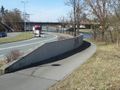 Blick auf die Zirndorfer Brücke von der Straße "Am Europakanal" mit Leit-/Stützwand, April 2018 <span class="smw-highlighter" data-type="8" data-state="inline" data-title="Hinweis" title="Urheber: AquilexLizenz: CC BY-SA 3.0"><span class="smwtticon note"></span><span class="smwttcontent">Urheber: Aquilex<br><br>Lizenz: CC BY-SA 3.0</span></span>