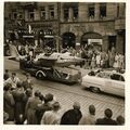 Erntedankfestzug in der Schwabacher Straße, 1956 <span class="smw-highlighter" data-type="8" data-state="inline" data-title="Hinweis" title="Urheber: K. GugelLizenz: CC BY-SA 4.0"><span class="smwtticon note"></span><span class="smwttcontent">Urheber: K. Gugel<br><br>Lizenz: CC BY-SA 4.0</span></span>