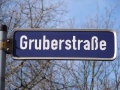 Straßenschild Gruberstraße <span class="smw-highlighter" data-type="8" data-state="inline" data-title="Hinweis" title="Urheber: BaringelLizenz: CC BY-SA 3.0"><span class="smwtticon note"></span><span class="smwttcontent">Urheber: <!--LINK'" 2:307--><br><br>Lizenz: CC BY-SA 3.0</span></span>