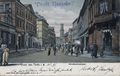 Blick in die Schwabacher Straße mit Passanten und barfüssigen Kindern koloriert, ca. 1908 <span class="smw-highlighter" data-type="8" data-state="inline" data-title="Hinweis" title="Urheber: unbekanntLizenz: CC BY-SA 3.0"><span class="smwtticon note"></span><span class="smwttcontent">Urheber: unbekannt<br><br><br>Lizenz: CC BY-SA 3.0</span></span>