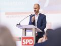 Europakandidat <!--LINK'" 0:154--> bei einer Rede zum sozialen Europa auf einem SPD-Parteitag <span class="smw-highlighter" data-type="8" data-state="inline" data-title="Hinweis" title="Urheber: Ludwig OlahLizenz: copyright"><span class="smwtticon note"></span><span class="smwttcontent">Urheber: Ludwig Olah<br><br>Lizenz: copyright</span></span>