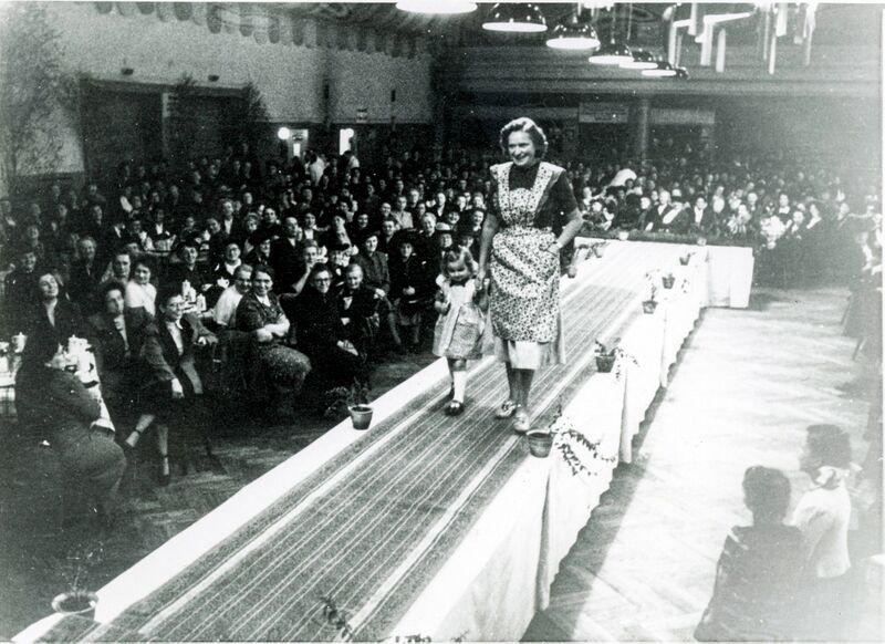 Datei:Quelle Modeschau ca 1950.jpg