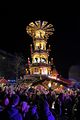 Weihnachtsmarkt auf der Fürther Freiheit mit Glühwein-Pyramide, Dez. 2019 <span class="smw-highlighter" data-type="8" data-state="inline" data-title="Hinweis" title="Urheber: Kamran SalimiLizenz: CC BY-SA 3.0"><span class="smwtticon note"></span><span class="smwttcontent">Urheber: <!--LINK'" 0:25--><br><br>Lizenz: CC BY-SA 3.0</span></span>