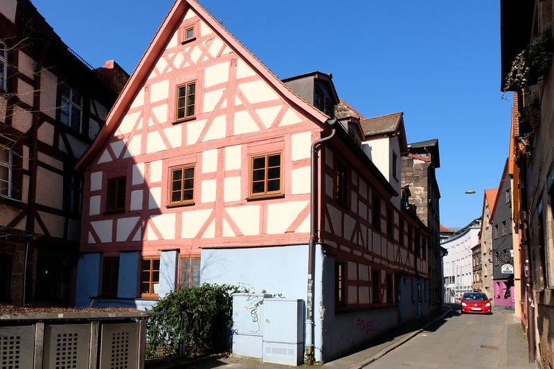 Datei:Helmplatz 8 2018 3.jpg