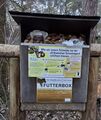 Futterbox am Wildschweingehege mit Erklärungen <span class="smw-highlighter" data-type="8" data-state="inline" data-title="Hinweis" title="Urheber: Betz-von-ronhofLizenz: CC BY-SA 4.0"><span class="smwtticon note"></span><span class="smwttcontent">Urheber: Betz-von-ronhof<br><br>Lizenz: CC BY-SA 4.0</span></span>