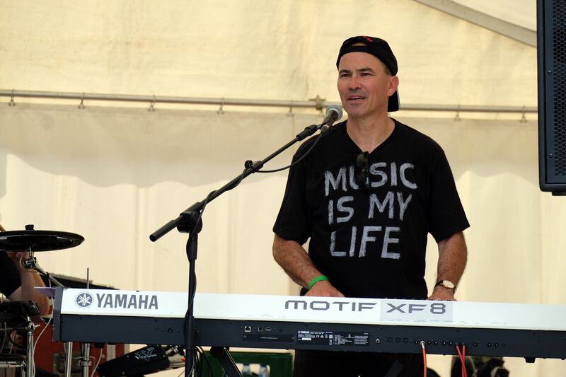 Datei:6 Feet Four 3.jpg