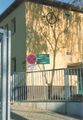 Hofeingang zur ursprünglichen Elementary School (1997). <span class="smw-highlighter" data-type="8" data-state="inline" data-title="Hinweis" title="Urheber: Bernd JesussekLizenz: CC BY-SA 3.0"><span class="smwtticon note"></span><span class="smwttcontent">Urheber: <!--LINK'" 0:1--><br><br>Lizenz: CC BY-SA 3.0</span></span>