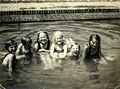 Badende Kinder aus dem Espan, zweite von links: Hedwig Gellinger, ca. 1933 <span class="smw-highlighter" data-type="8" data-state="inline" data-title="Hinweis" title="Urheber: unbekanntLizenz: CC BY-SA 3.0"><span class="smwtticon note"></span><span class="smwttcontent">Urheber: unbekannt<br><br>Lizenz: CC BY-SA 3.0</span></span>