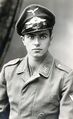 Pilot Hans Hautsch, ca. 1942 <span class="smw-highlighter" data-type="8" data-state="inline" data-title="Hinweis" title="Urheber: unbekanntLizenz: CC BY-SA 3.0"><span class="smwtticon note"></span><span class="smwttcontent">Urheber: unbekannt<br><br>Lizenz: CC BY-SA 3.0</span></span>