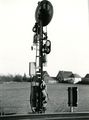 1991: Detailaufnahme eines alten Formvorsignales, im Hintergrund Herboldshof. <span class="smw-highlighter" data-type="8" data-state="inline" data-title="Hinweis" title="Urheber: Michael SmolarczikLizenz: CC BY-SA 3.0"><span class="smwtticon note"></span><span class="smwttcontent">Urheber: Michael Smolarczik<br><br>Lizenz: CC BY-SA 3.0</span></span>