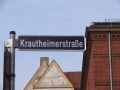 Straßenschild Krautheimerstraße, Im Hintergrund Giebel der <!--LINK'" 0:191--> <span class="smw-highlighter" data-type="8" data-state="inline" data-title="Hinweis" title="Urheber: BaringelLizenz: CC BY-SA 3.0"><span class="smwtticon note"></span><span class="smwttcontent">Urheber: <!--LINK'" 2:192--><br><br>Lizenz: CC BY-SA 3.0</span></span>