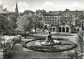 Historische Ansicht des Bahnhofplatzes mit Centaurenbrunnen und Straßenbahn, gel. 1966 <span class="smw-highlighter" data-type="8" data-state="inline" data-title="Hinweis" title="Lizenz: CC BY-SA 3.0"><span class="smwtticon note"></span><span class="smwttcontent">Lizenz: CC BY-SA 3.0</span></span>