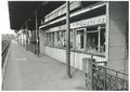 Hauptbahnhof, Bahnsteig 1 mit Kiosk, 1982. Bestandsaufnahme vor Baubeginn U-Bahn <span class="smw-highlighter" data-type="8" data-state="inline" data-title="Hinweis" title="Urheber: Reinhard ThielschLizenz: CC BY-SA 3.0"><span class="smwtticon note"></span><span class="smwttcontent">Urheber: <!--LINK'" 0:137--><br><br>Lizenz: CC BY-SA 3.0</span></span>