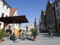 Blick über den Marktplatz (umgangssprachlich auch als Grüner Markt bezeichnet) von Fürth in nordöstlicher Richtung mit einem Eiscafé im linken Vordergrund und dem Turm der Michaelskirche im rechten Hintergrund