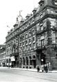 Echt-Foto vom Parkhotel / Ecke Friedrichstraße - im Hintergrund das ehem. Modehaus Fiedler, ca. 1940 <span class="smw-highlighter" data-type="8" data-state="inline" data-title="Hinweis" title="Urheber: unbekanntLizenz: CC BY-SA 3.0"><span class="smwtticon note"></span><span class="smwttcontent">Urheber: unbekannt<br><br>Lizenz: CC BY-SA 3.0</span></span>