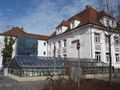 Amts-/Schulgebäude mit tiefgelegtem Gewächshaus, März 2017 <span class="smw-highlighter" data-type="8" data-state="inline" data-title="Hinweis" title="Urheber: aquilexLizenz: CC BY-SA 3.0"><span class="smwtticon note"></span><span class="smwttcontent">Urheber: aquilex<br><br>Lizenz: CC BY-SA 3.0</span></span>
